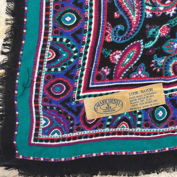 Beautiful Mark Henri scarf - Picture 3 of 5